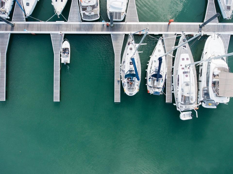 Luftaufnahme von Segelyachten an einem Steg in der Marina