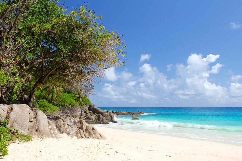 Strand mit Granitfelsen auf den Seychellen
