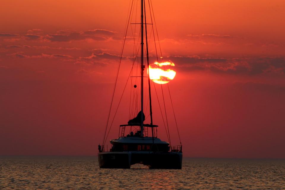 Katamaran vor Anker im Sonnenuntergang