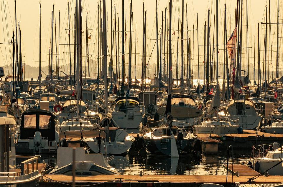 Segelyachten im Hafen im warmen Abendlicht