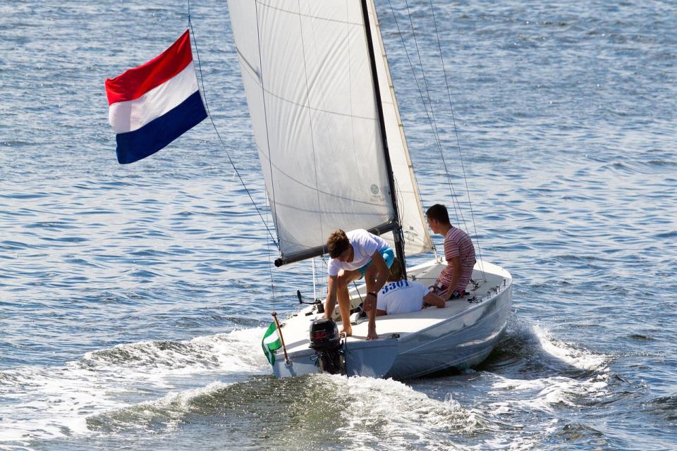 Zwei Segler auf einem Segelboot in voller Fahrt