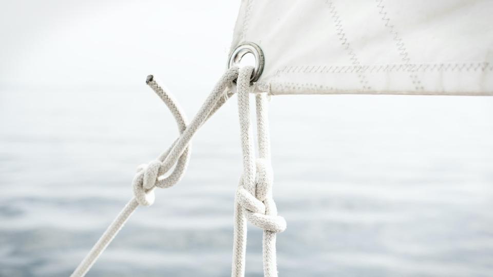 Leine mit Knoten am Schothorn eines Segels