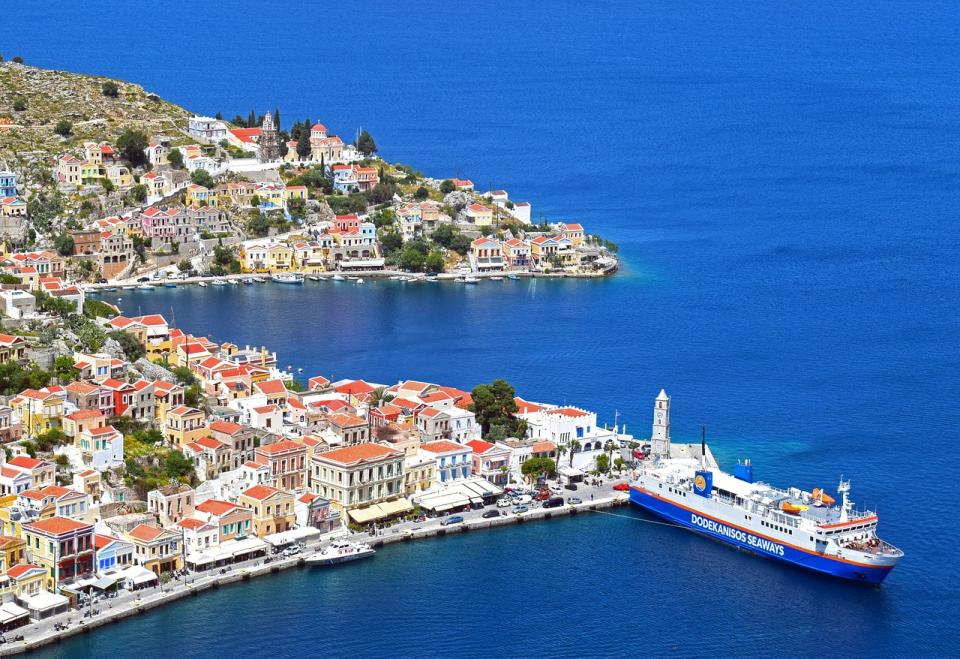 Hafen der griechischen Insel Symi mit bunten Häusern