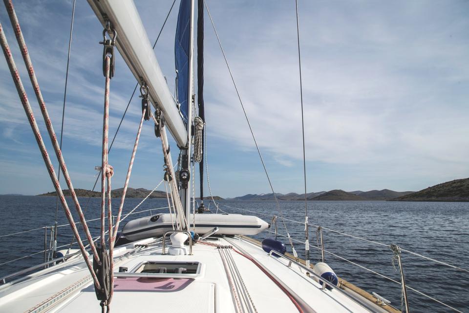 Blick über das Vorschiff einer Segelyacht aufs Meer